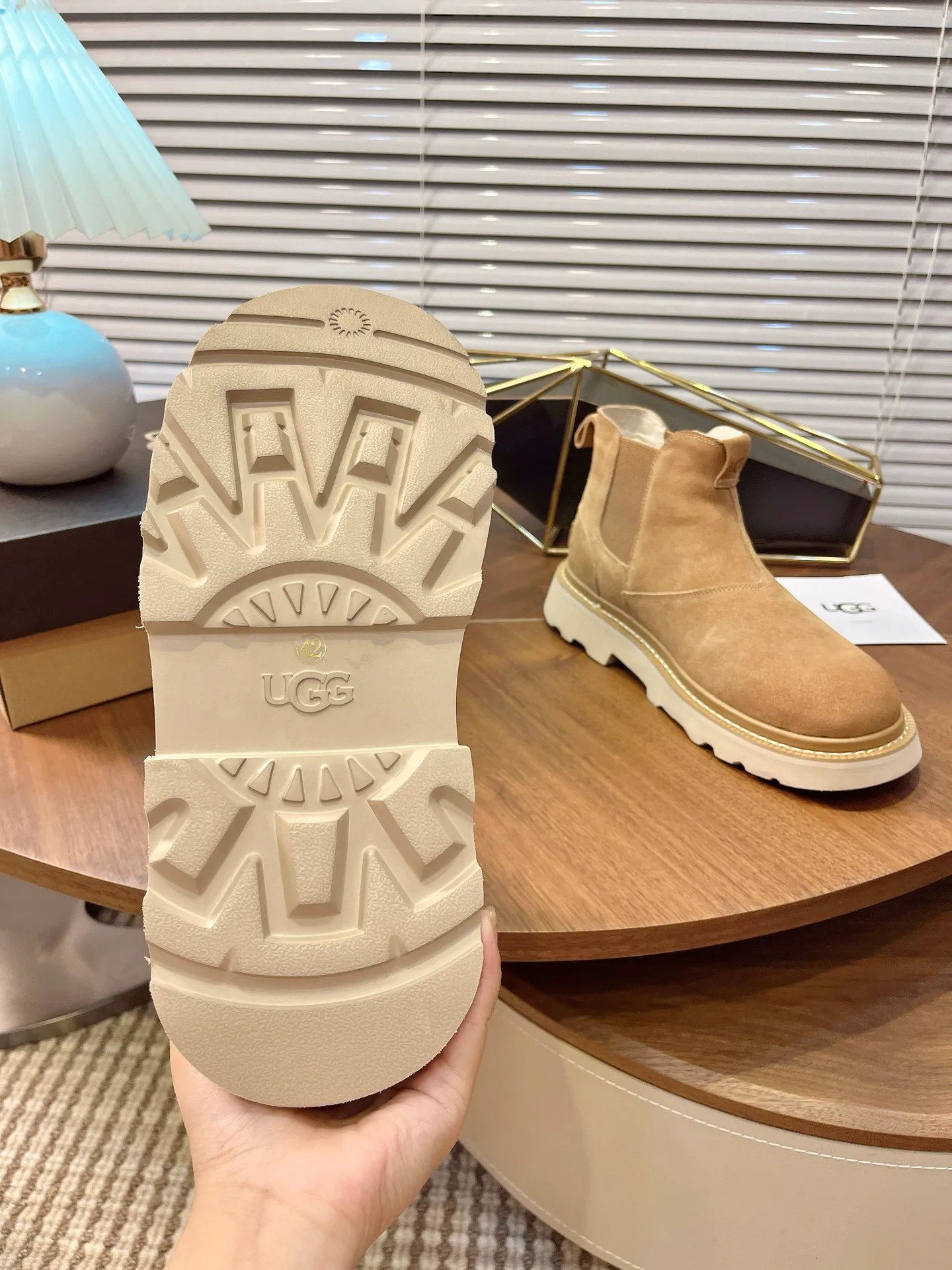 【UGG】 P: 600💰 Size: 40 to 44 (45 custom-made) 2025 new style 𝑼𝑮𝑮•Men's ◾️. Winter snow boots and fur shoes. The matching coefficient is also 100%. 💥Good-looking✨Fully fashionable and stylish when worn. 📈 Lager casual boots, lace-up style. The heels are decorated with hot embossed brand logos. Item No.: 1171113 Upper: high-quality cow suede Lining: sheepskin imported from Australia 🐑The inner lining is made of Australian lamb wool Outsole: EVA non-slip outsole. 45